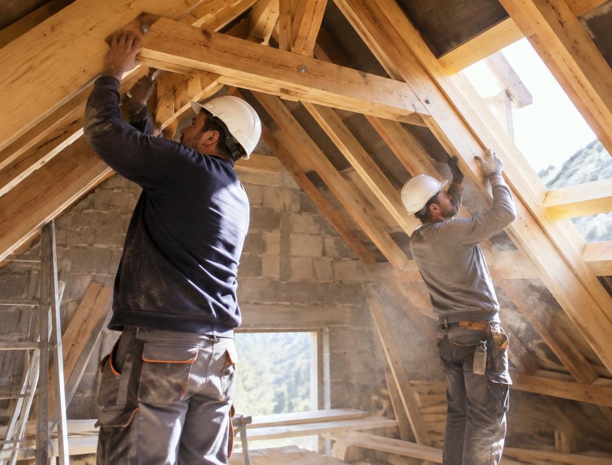 Charpentiers Prima Combles installant une charpente dans des combles